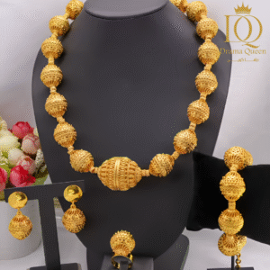 عقد ضخم بكريات ذهبية متدرجة تمنح لمسة ملكية