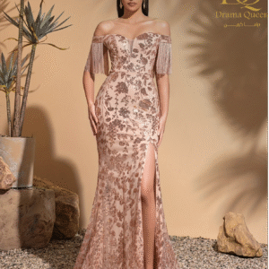 فستان مكشوف الكتفين مزين بالترتر وأكمام شرابة